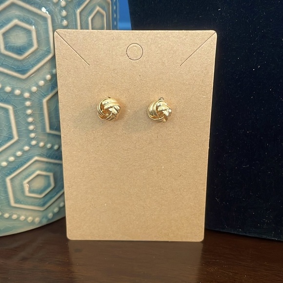 Gold tone Knot style fashion earrings - Picture 1 of 3